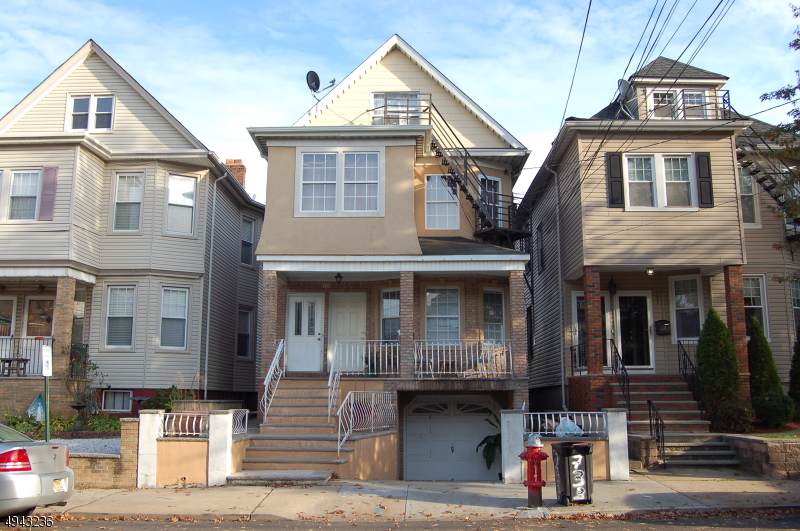 733 Jackson Ave - Photo 1
