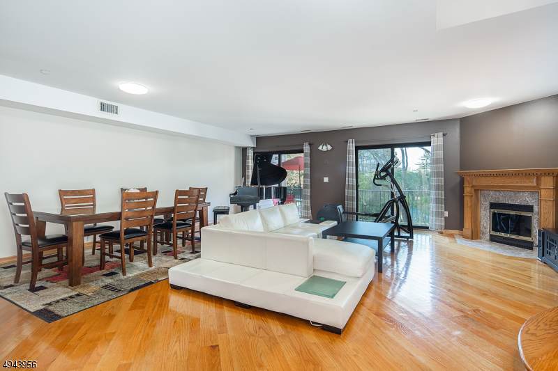 4 Whitman Ct - Photo 1