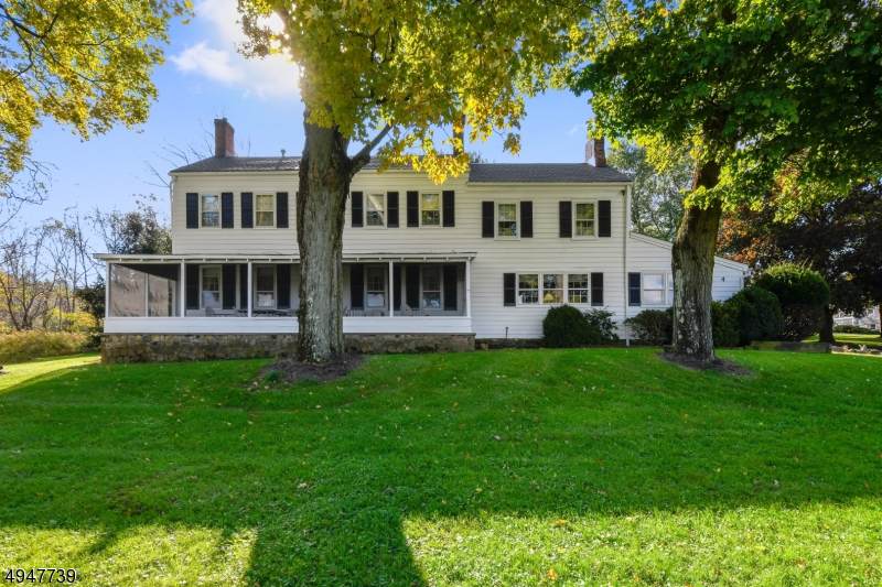 4 Castle Hill Ln - Photo 1