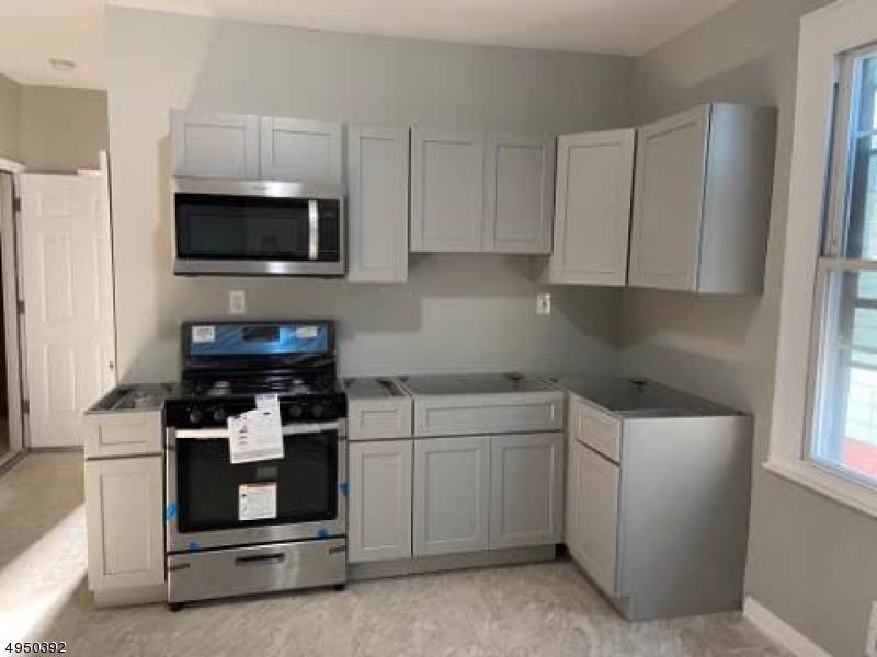 470 Leslie St - Photo 1
