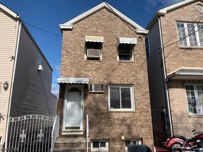 82 Komorn St - Photo 1