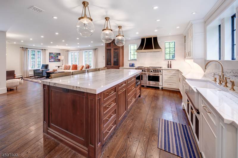 200 Hobart Ave - Photo 1
