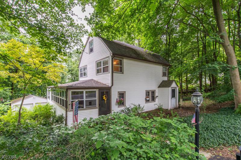 17 Gates Ave - Photo 1
