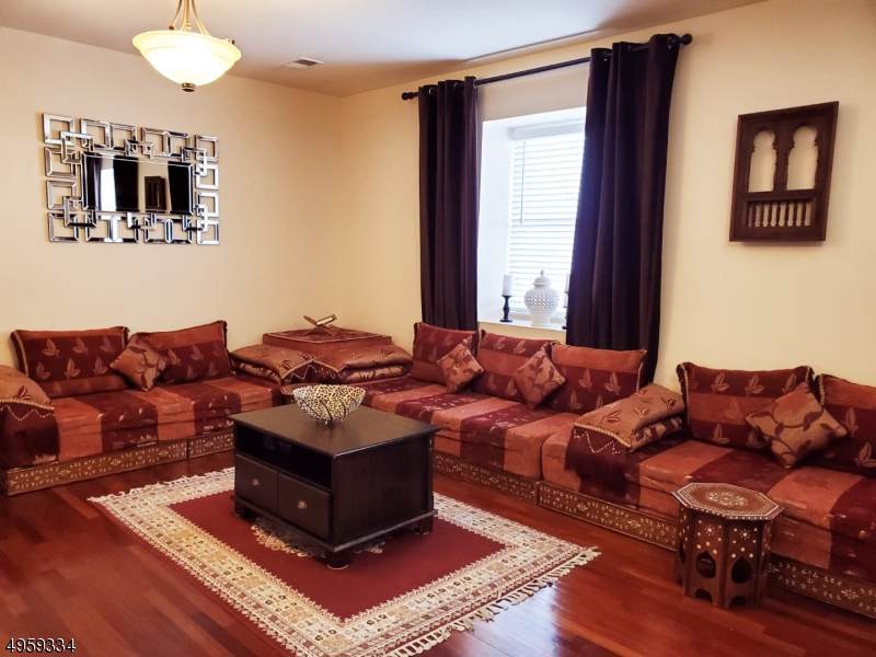 33 New York Ave - Photo 1