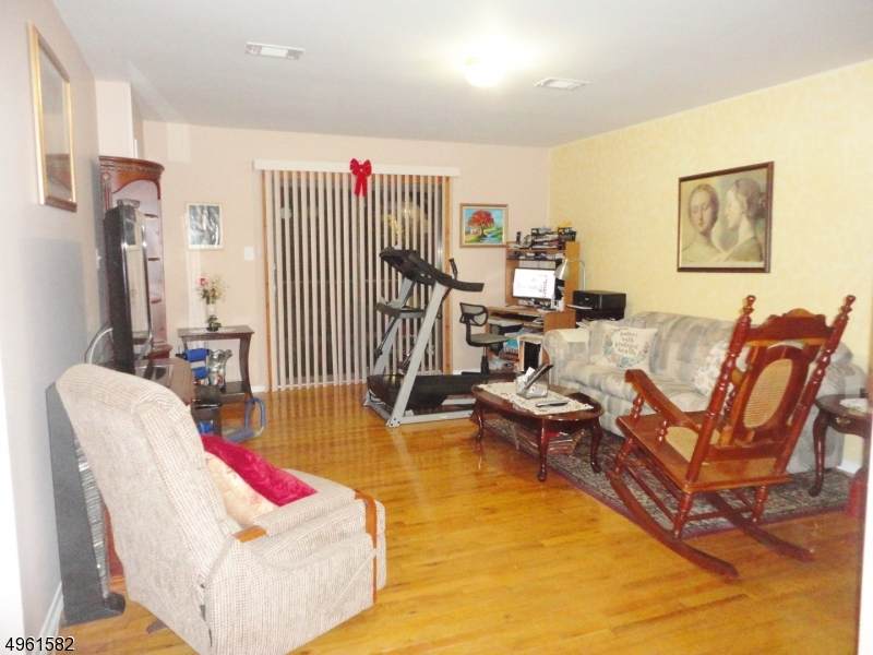 1105 N Oaks Blvd - Photo 1