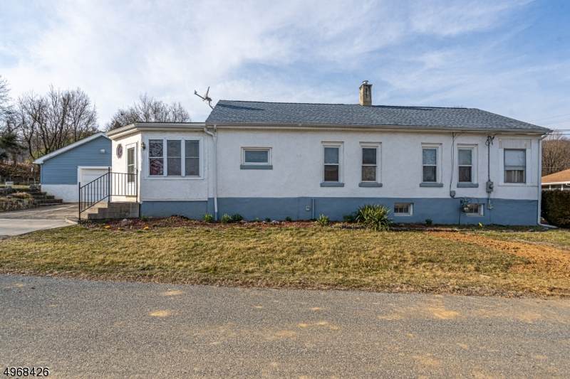 10 Thatcher Ave - Photo 1