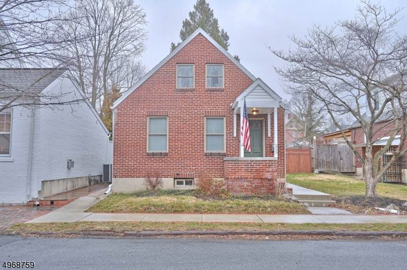225 East Wall - Photo 1