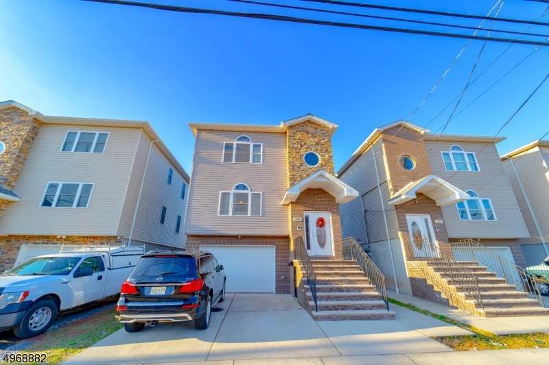 1076 E Grand St - Photo 1