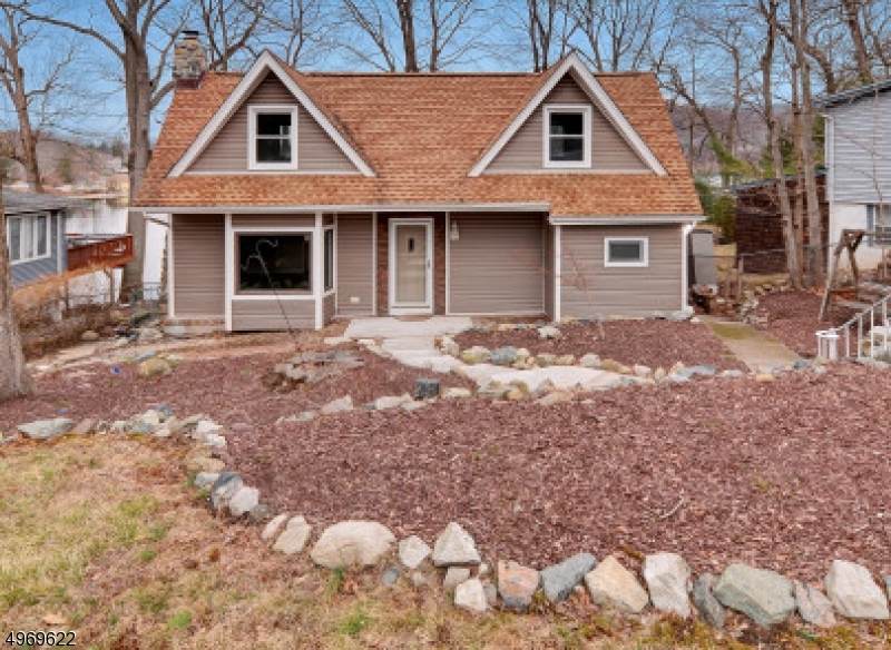 157 Lakeview Ave - Photo 1