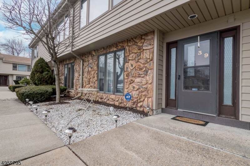 395 Mohegan Ci - Photo 1