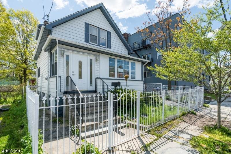 196 Brookdale Ave - Photo 1