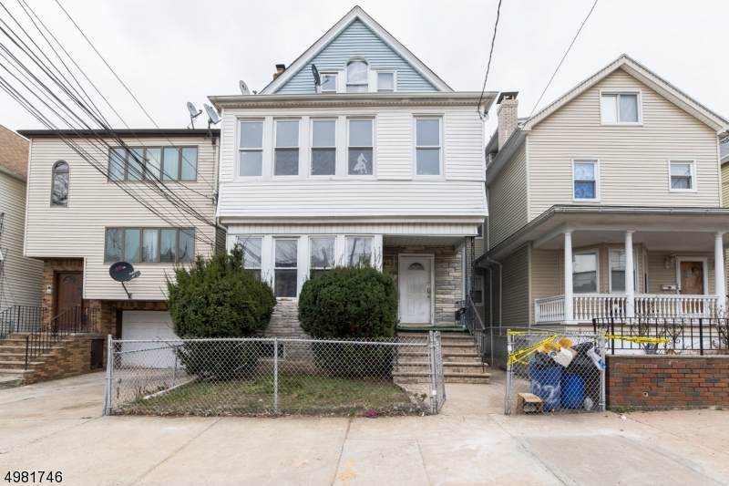 821 Parker St - Photo 1
