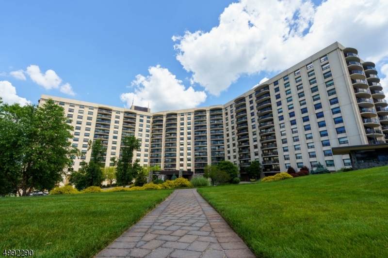 2 Claridge Dr 9Ee - Photo 1