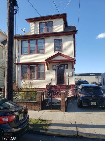 711 Pennington St - Photo 1