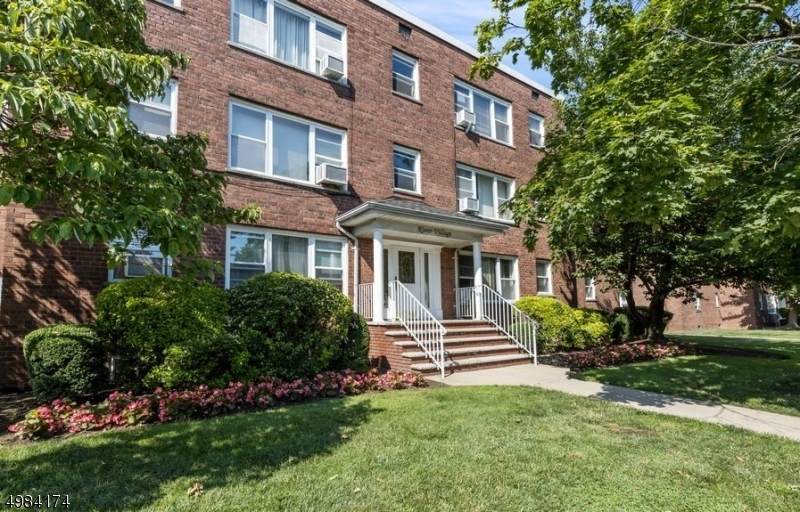 125 Hobart Ave - Photo 1