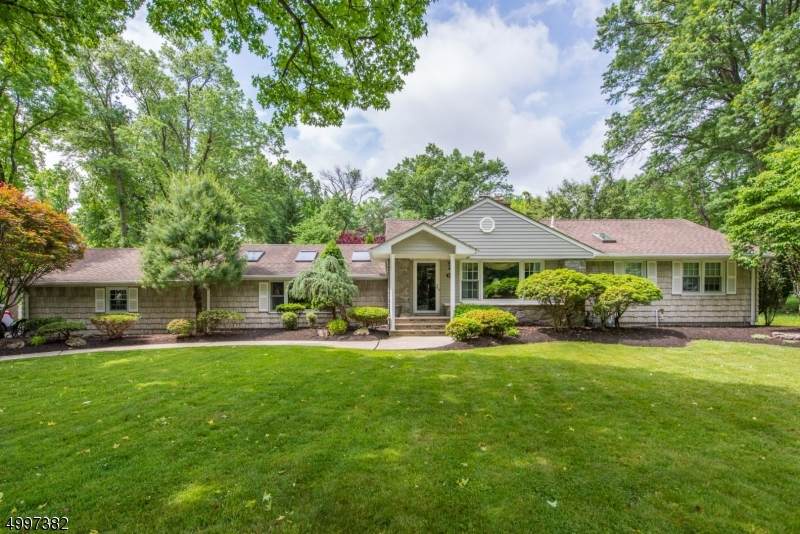 10 Stratford Dr - Photo 1