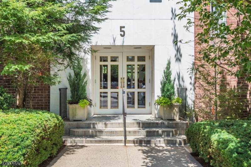 5 Roosevelt Pl C001n - Photo 1