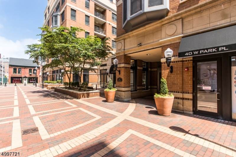 40 W Park 601 - Photo 1