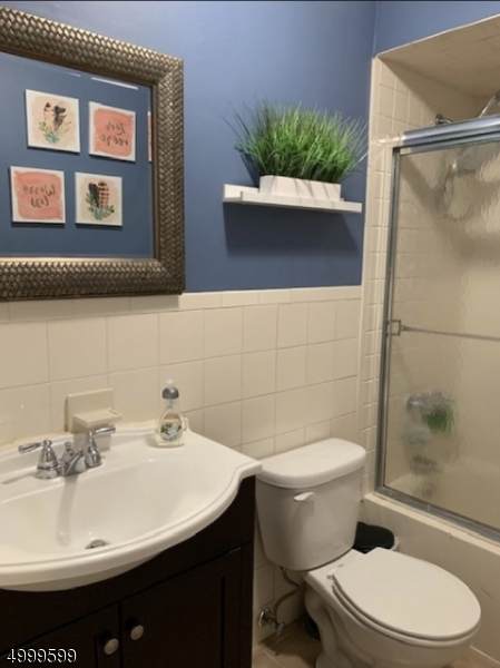 623 Schuyler Ave - Photo 1