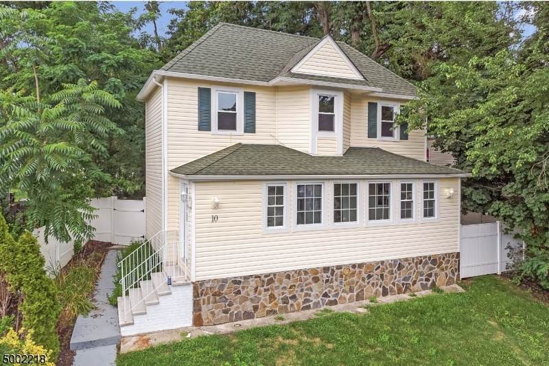 10 Anderson St - Photo 1