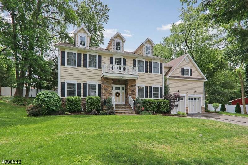 1233 Poplar Ave - Photo 1