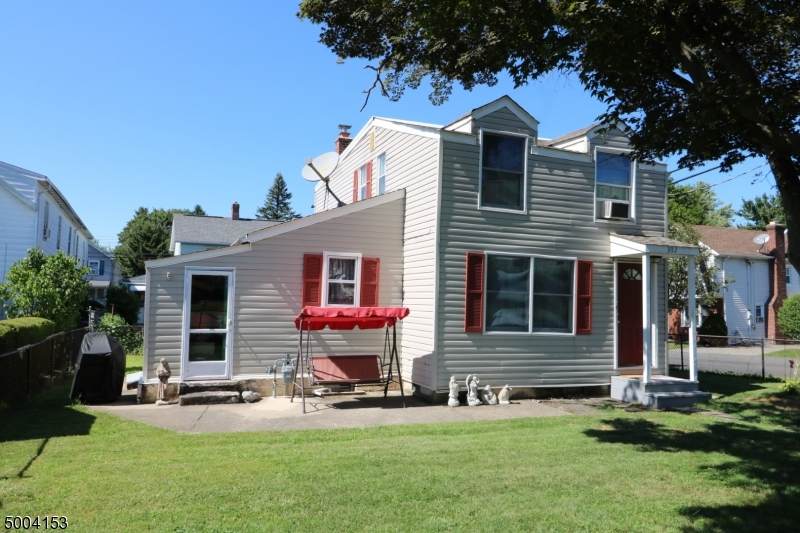 302 Oak St - Photo 1