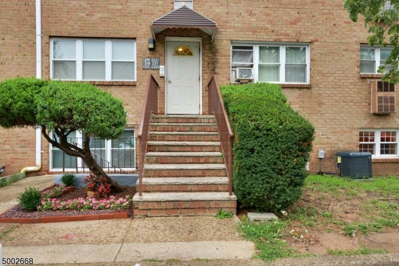219 College Dr - Photo 1