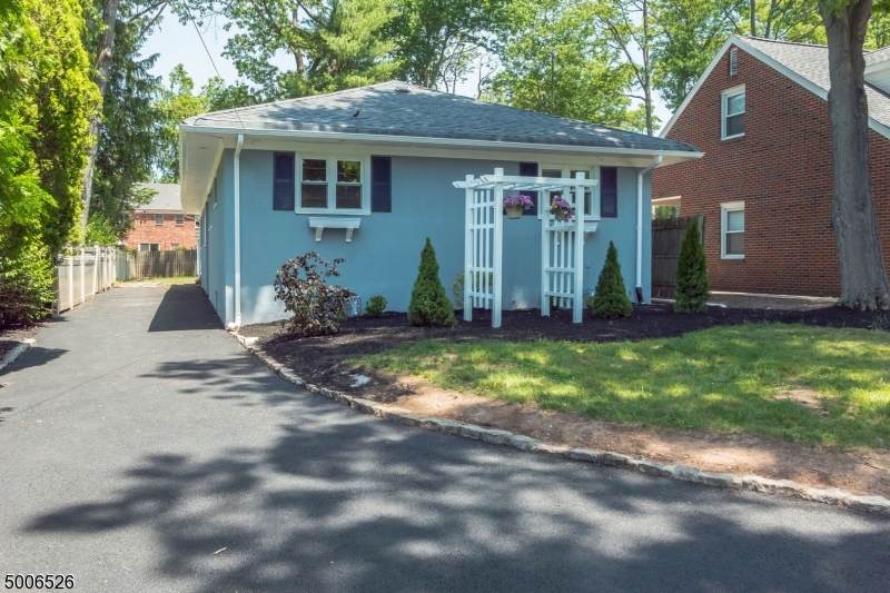 15 Lessing Rd - Photo 1