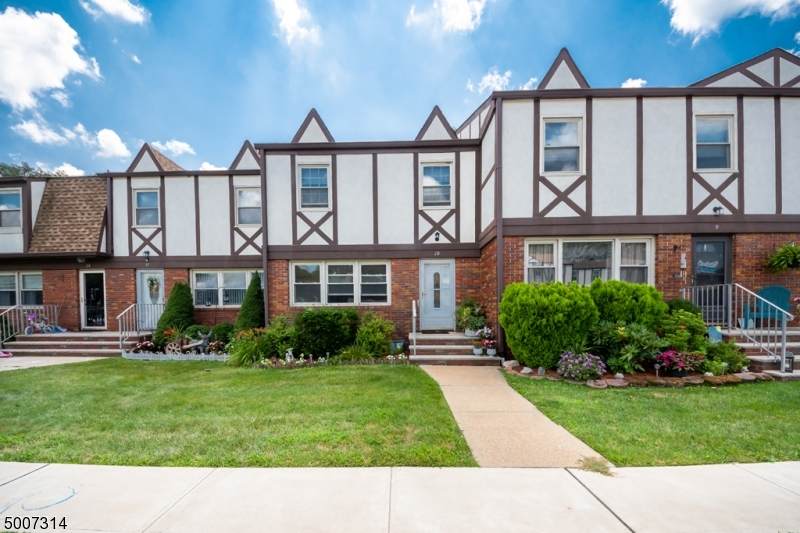 10 Tudor Pl - Photo 1