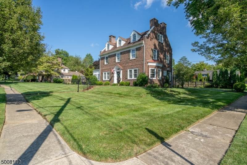 671 Hillcrest Blvd - Photo 1