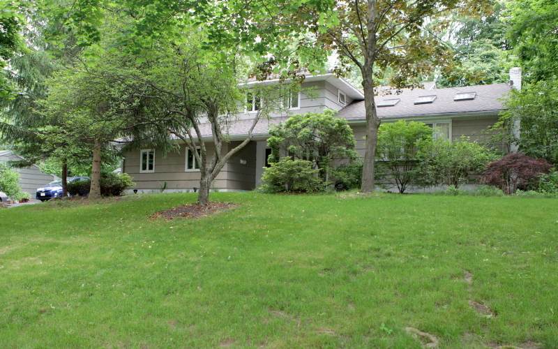 28 Laurel Ave - Photo 1