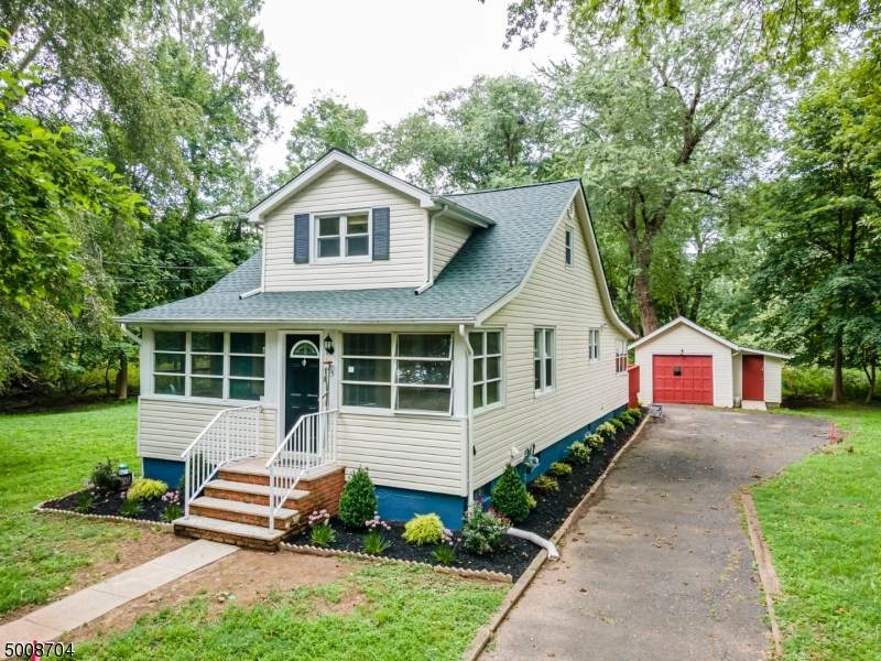 125 Lawrence Ave - Photo 1