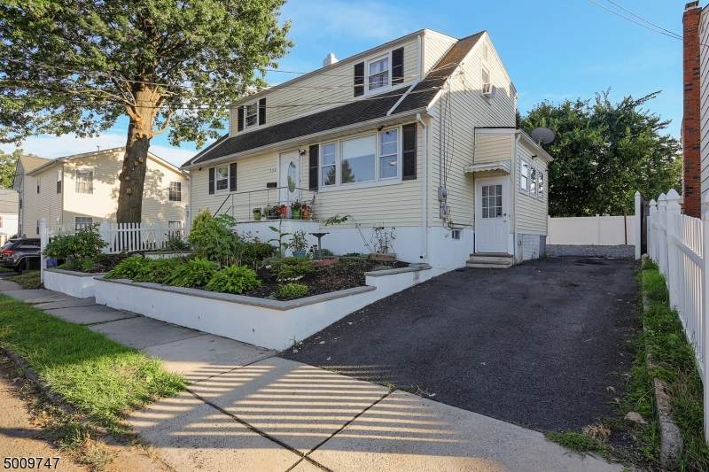 734 Harrison St - Photo 1