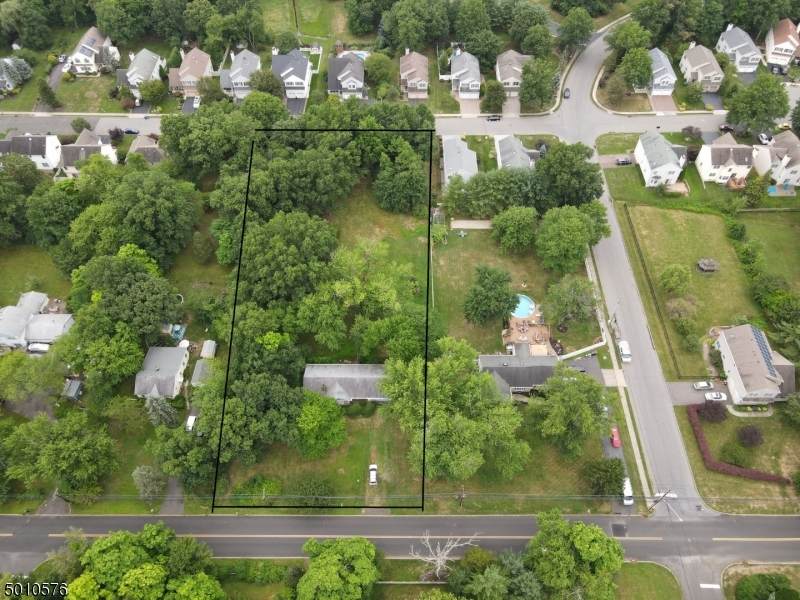 81 Woodlawn Ave - Photo 1