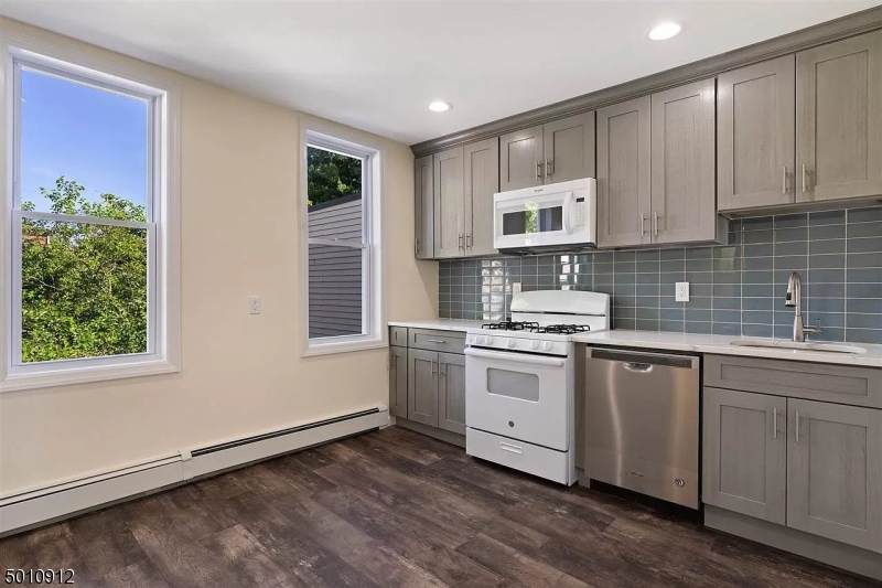 812 7TH ST - Photo 1