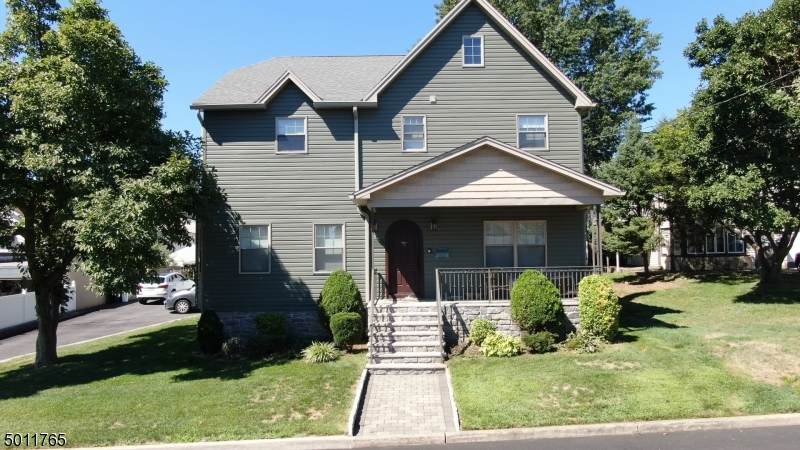138 Louise St - Photo 1