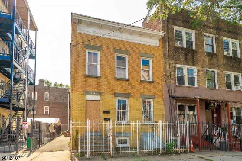 210 Berkeley Ave - Photo 1