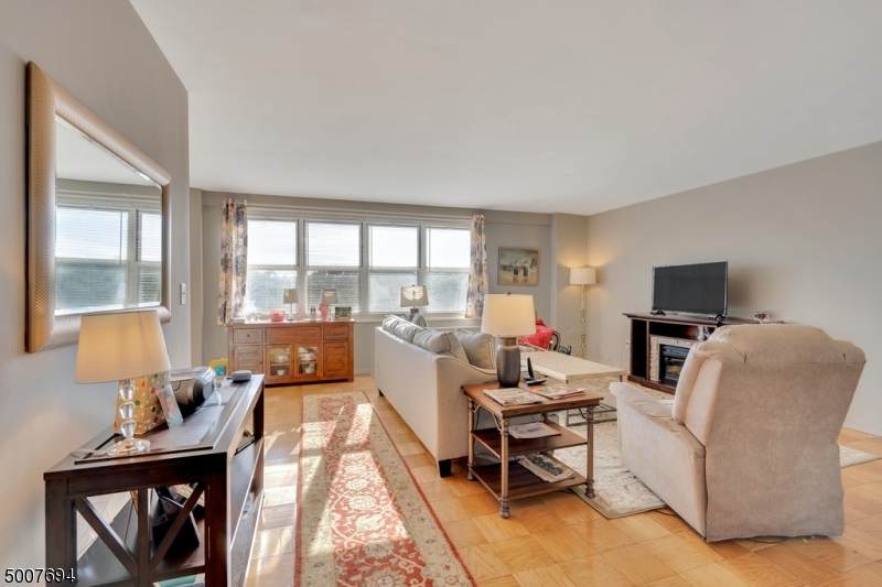 926 Bloomfield Ave 7H - Photo 1