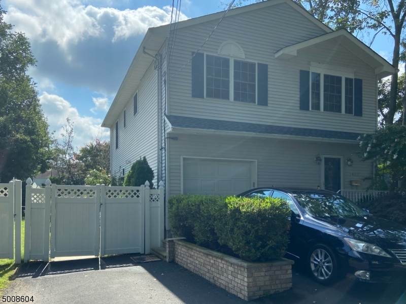 1452 Edwin Pl - Photo 1