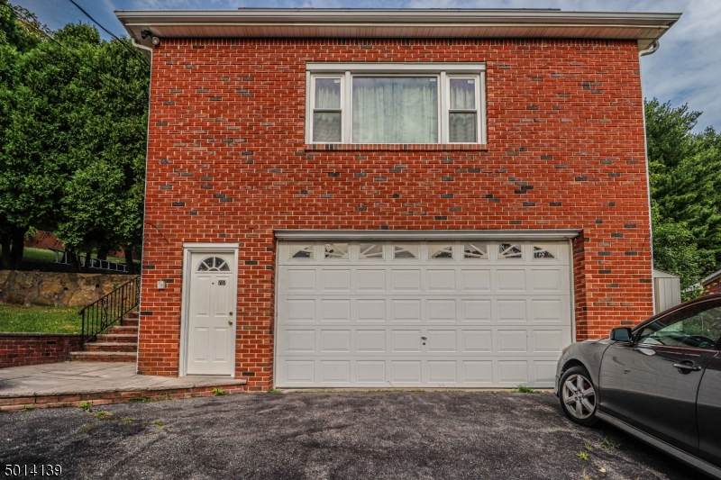 717 Oak St - Photo 1