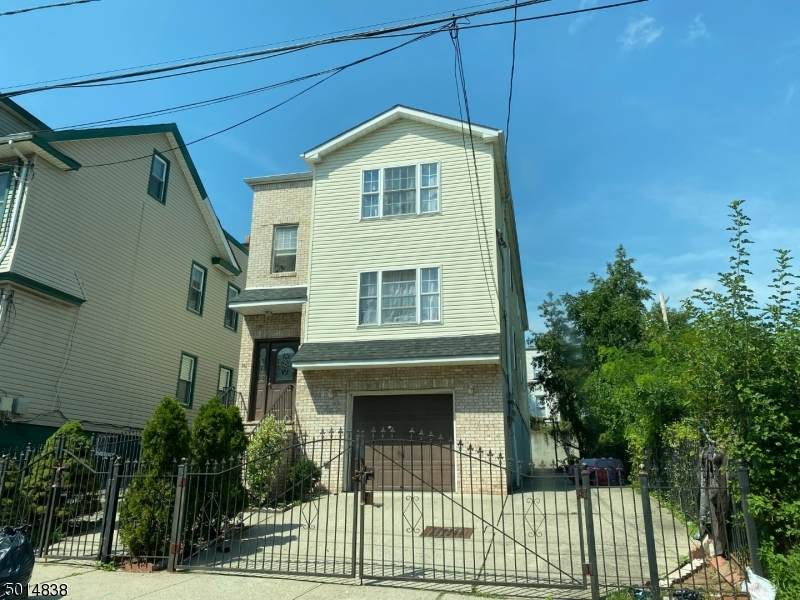 141 Schuyler Ave - Photo 1