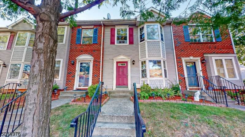 35 Martha Ct - Photo 1