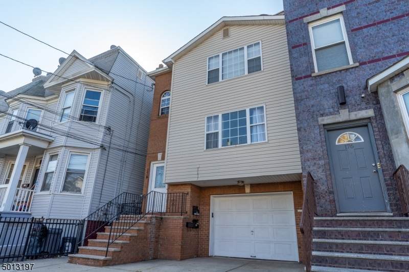 174 Catherine St - Photo 1