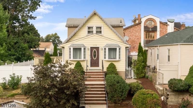 172 Hendel Ave - Photo 1