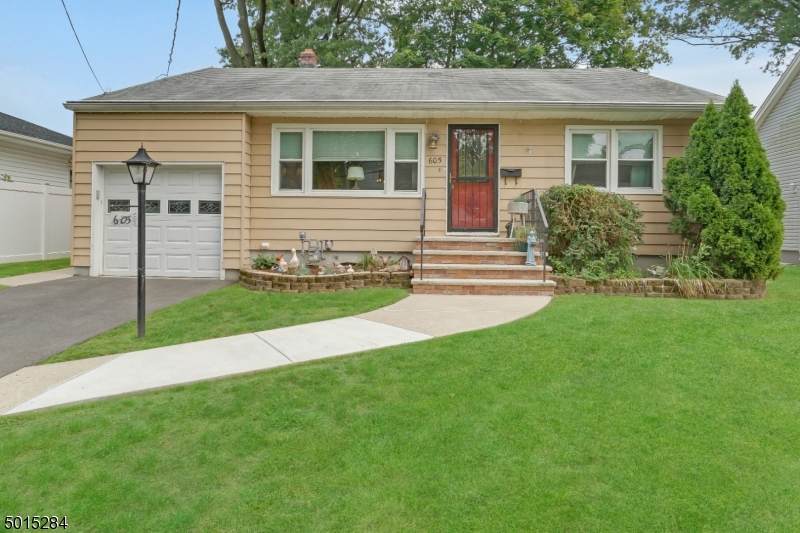 605 Birchwood Rd - Photo 1