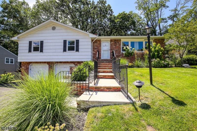 43 Hawthorn Ave - Photo 1