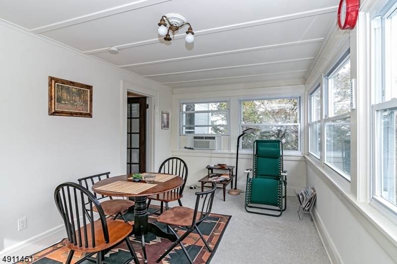 526 E Broad St - Photo 1