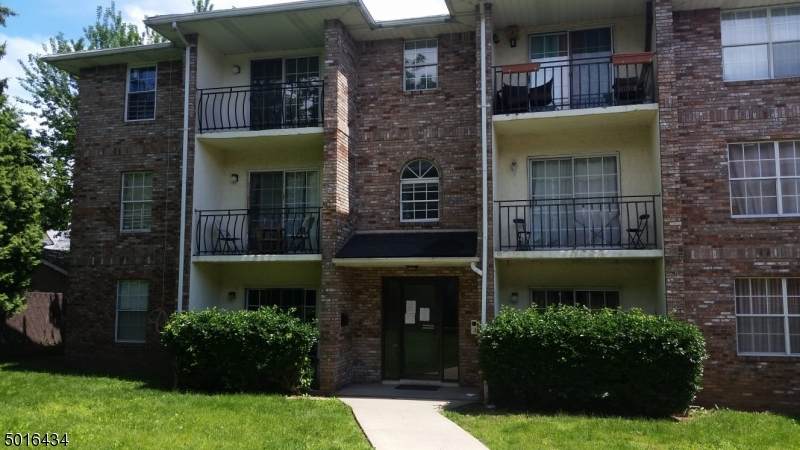 786 Summer Ave - Photo 1