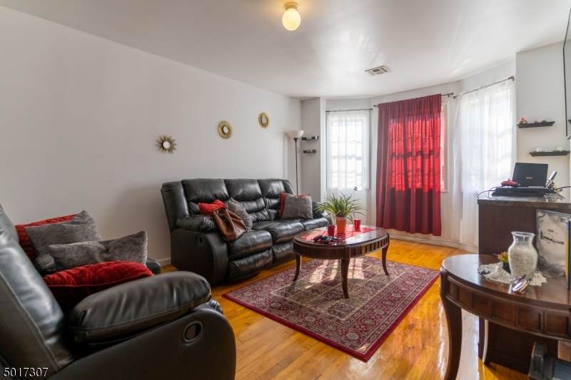 275 Garside St - Photo 1