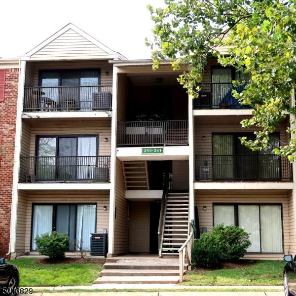 252 Hampshire Ct - Photo 1